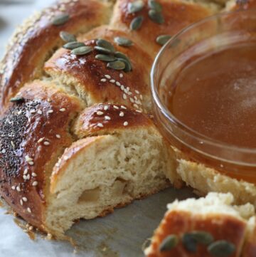 Round Challah stuffed with apples