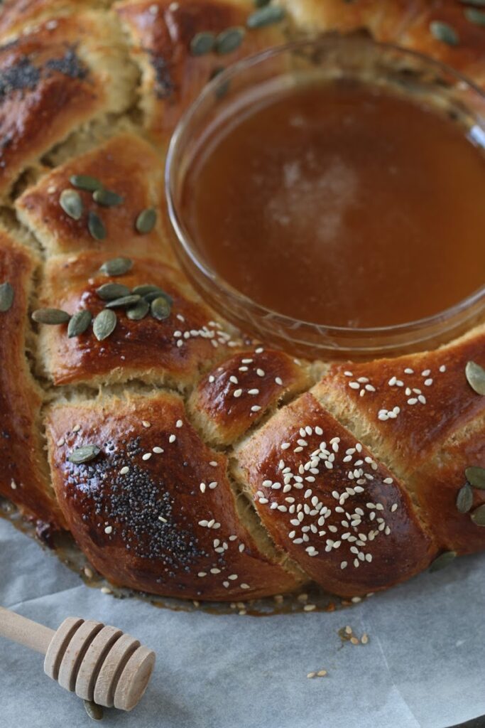 round rosh hashanah challah with honey dip