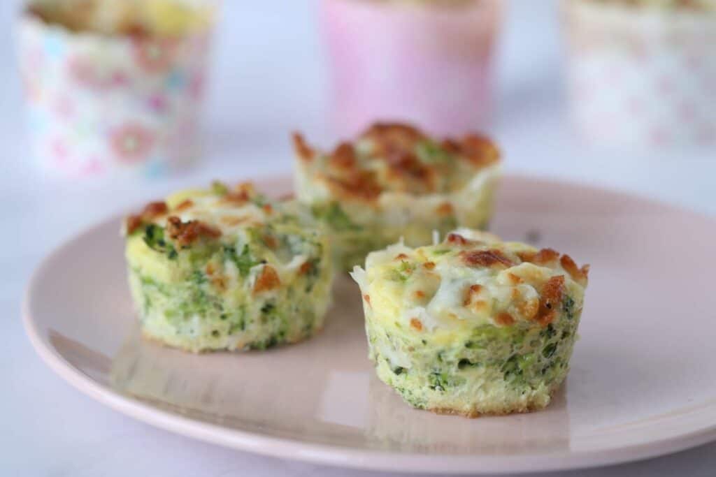 Quinoa broccoli muffins on a pink plate